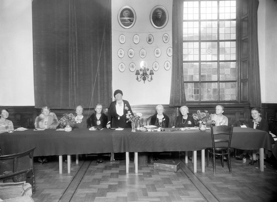Betzy Kjelsberg taler på Norske Kvinners Nasjonalråd i Håkonshallen i Bergen 1932. Foto: Atelier KK