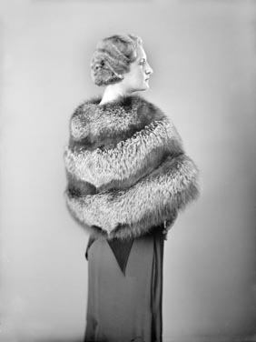 Fotomodell med pelsstola i 1930-årene. Foto: Atelier KK.
